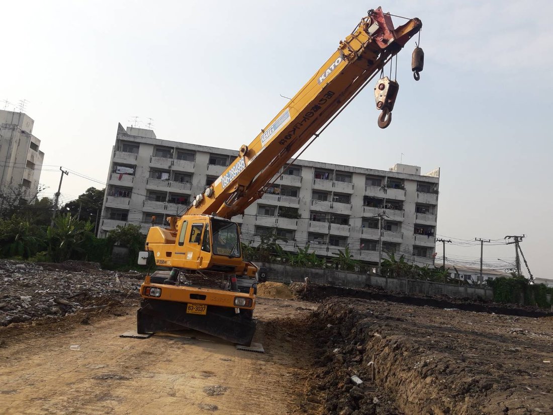 เครนล้อยาง BIG MACHINE TRADING ทำงานที่ไซต์ก่อสร้างสถาบันสอนภาษา AUA สาขาราชดำริห์ เห็นตึกสูงย่านราชดำริห์โดยรอบ