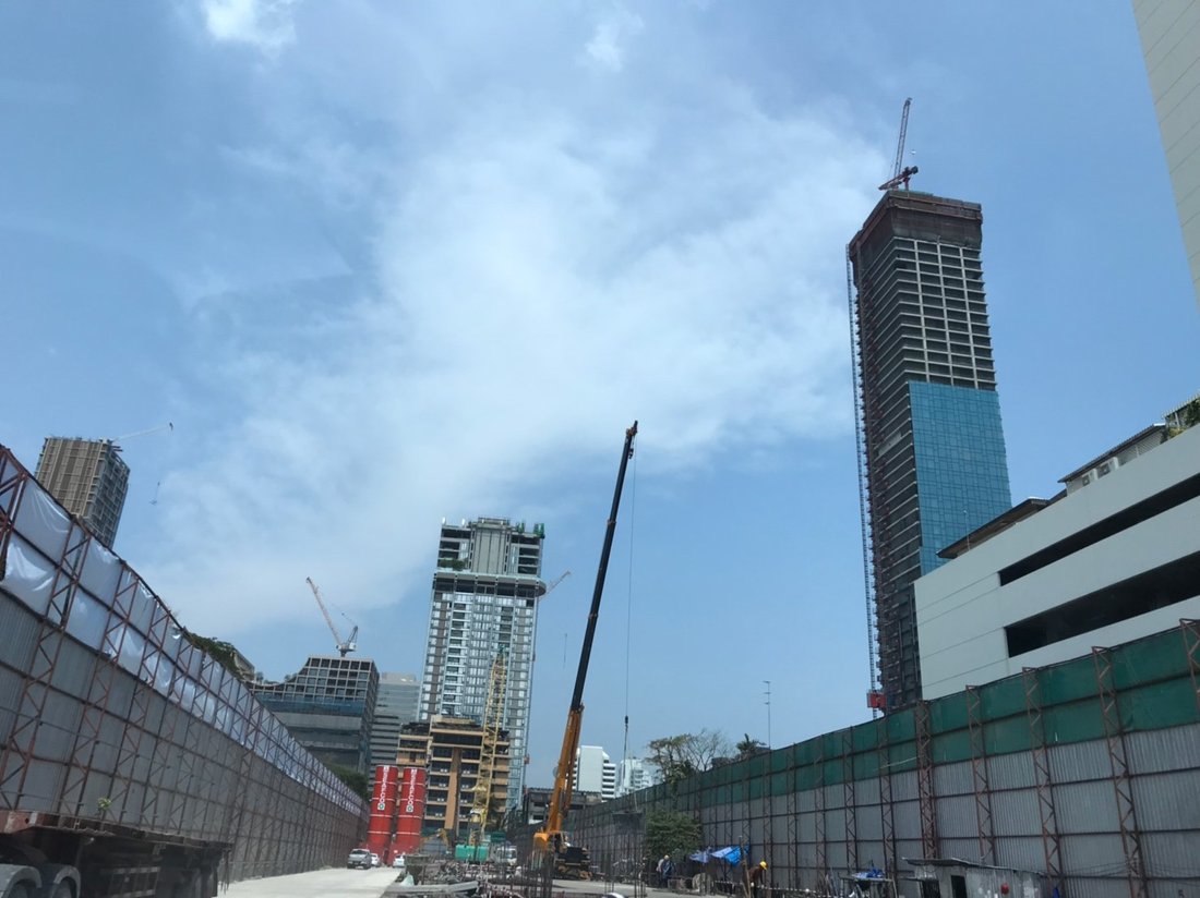 เครนล้อยาง BIG MACHINE TRADING ยกของขึ้นตึกสูงกระจกสีฟ้าที่ไซต์ก่อสร้างย่านราชดำริห์