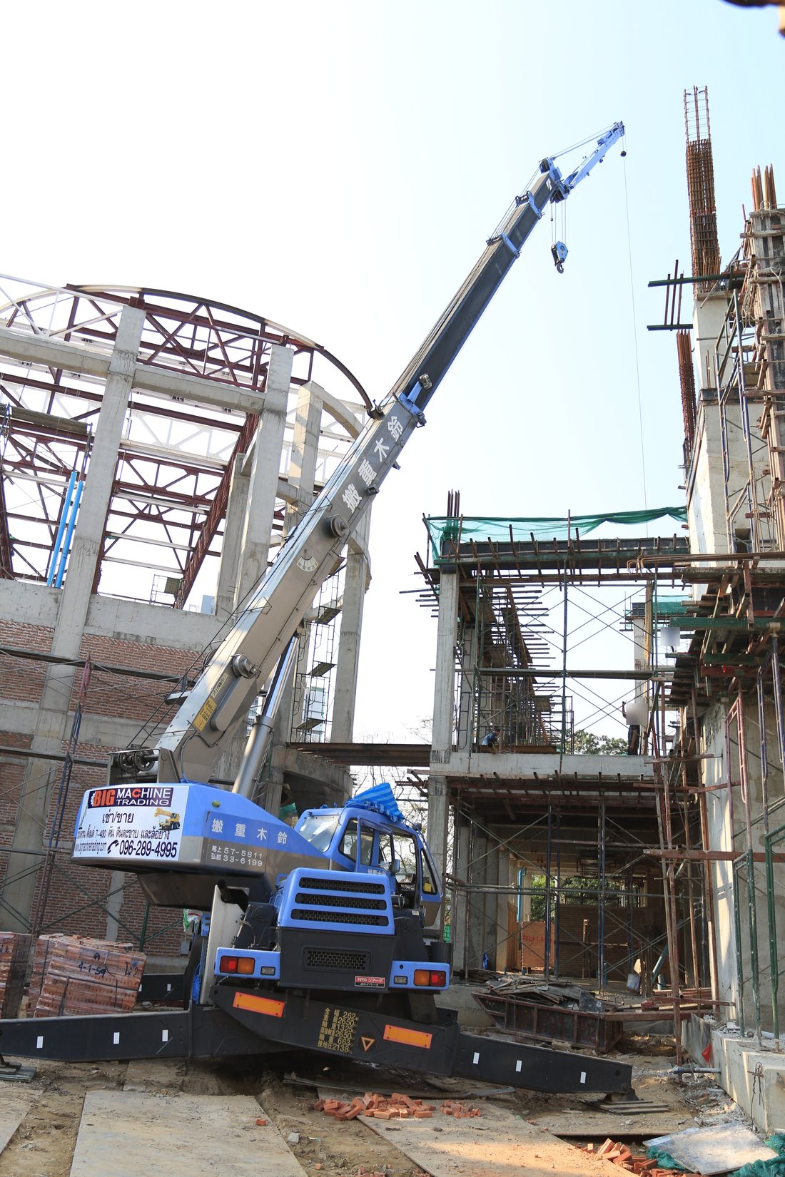 เครนล้อยาง 25 ตัน BIG MACHINE TRADING กางบูมยกของขึ้นอาคารเรียนโรงเรียนนานาชาติบางนา