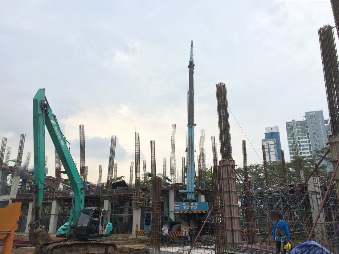 เครนล้อยาง BIG MACHINE TRADING ทำงานที่โรงเรียนนานาชาติบางนาในช่วงต้นของโครงการ มีรถขุดและเสาเข็มเหล็กรอบพื้นที่