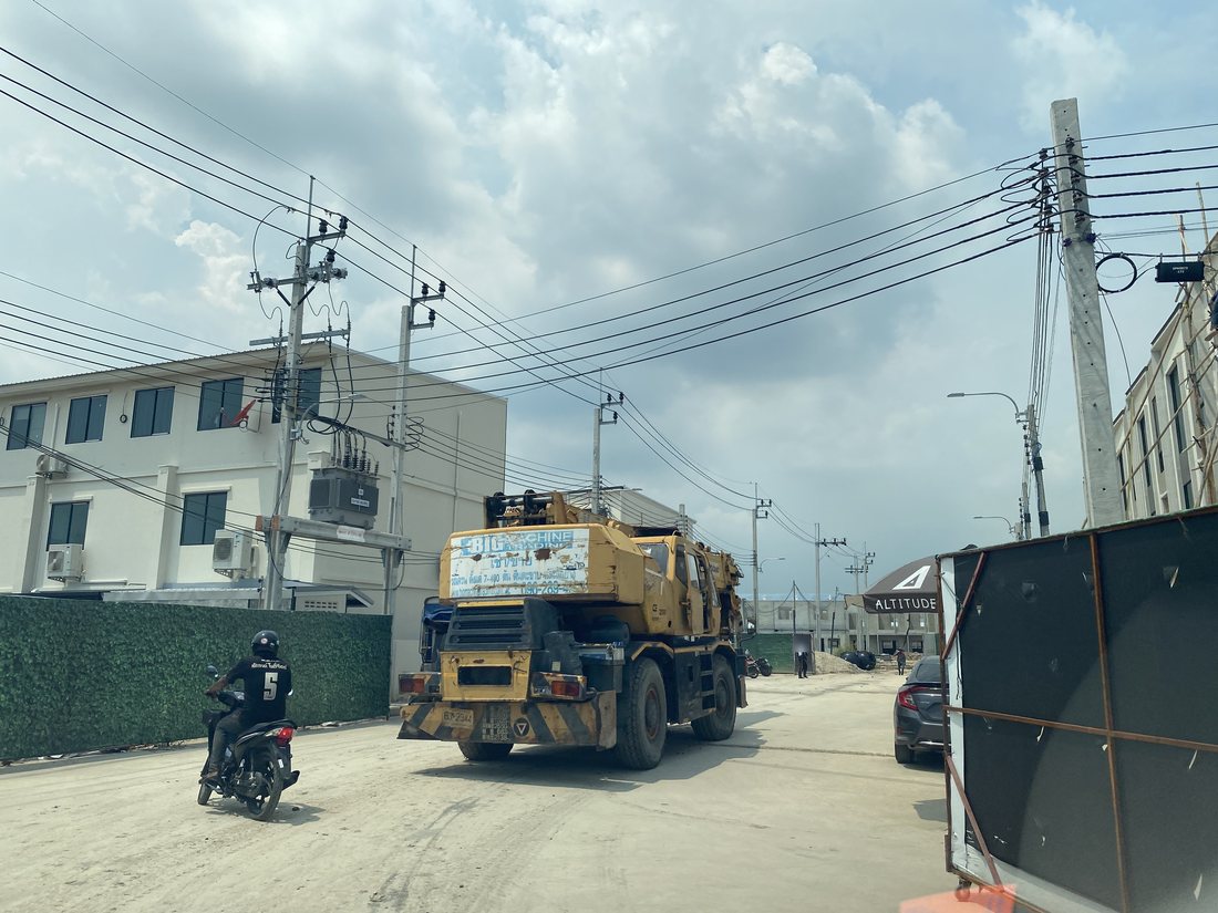 เครน KATO BIG MACHINE TRADING บนถนนในโครงการพฤกษาปูริ ชานบัว บางนา