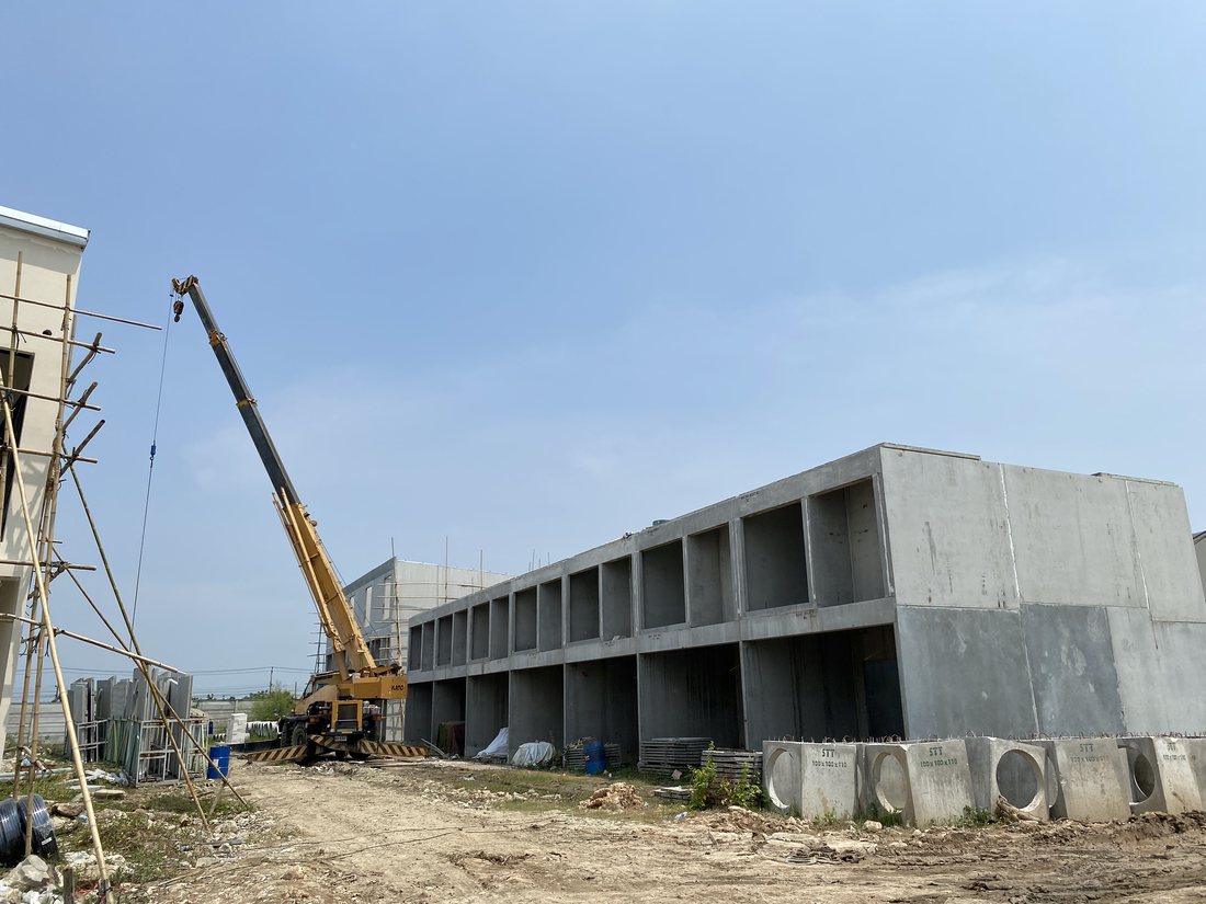 เครนยกชิ้นส่วนคอนกรีตสำเร็จรูป โครงการหมู่บ้านจัดสรร