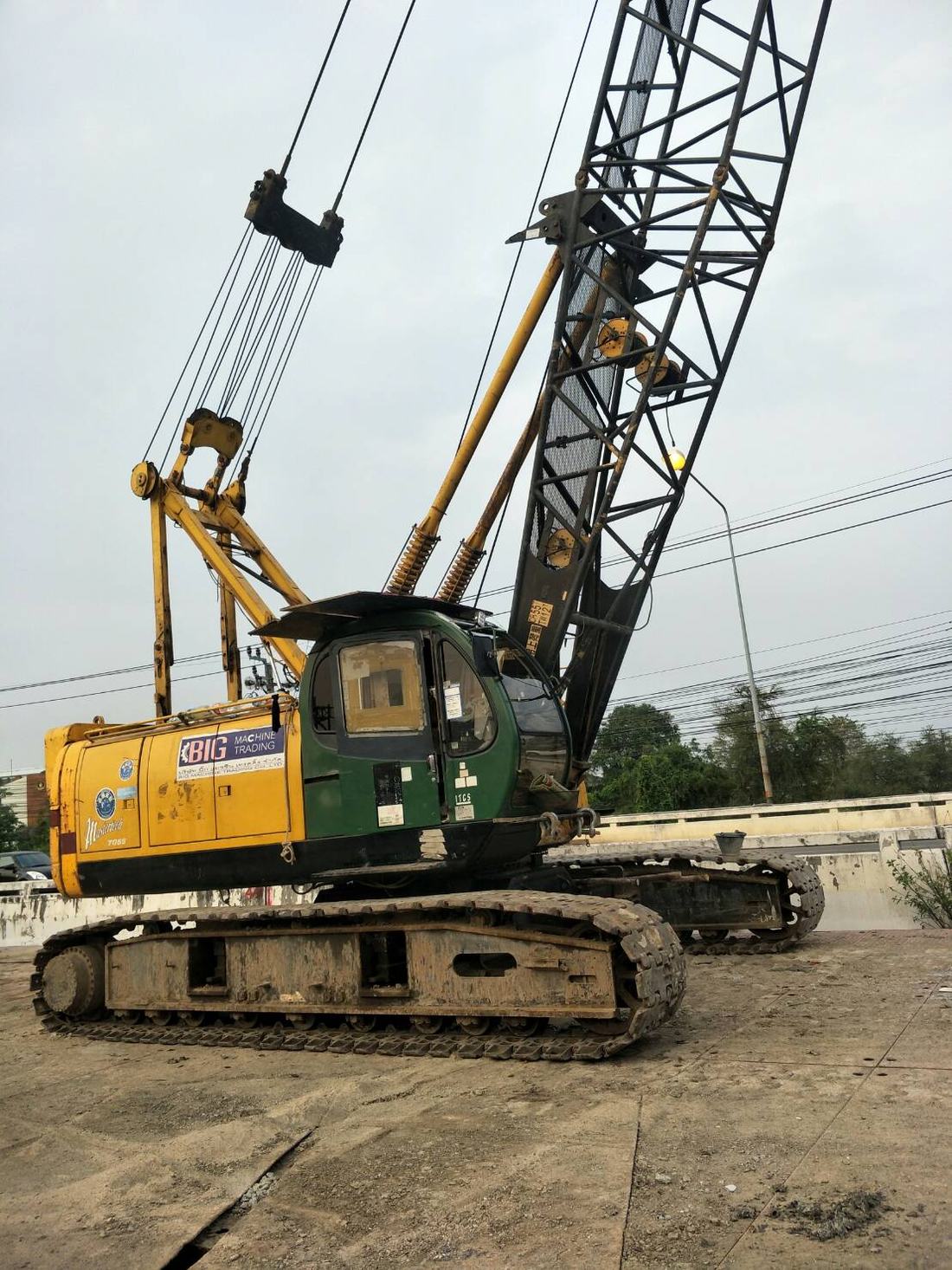 เครนตีนตะขาบของ BIG MACHINE TRADING หน้างานเข็มเจาะเปียกรถไฟฟ้าสายสีเหลือง