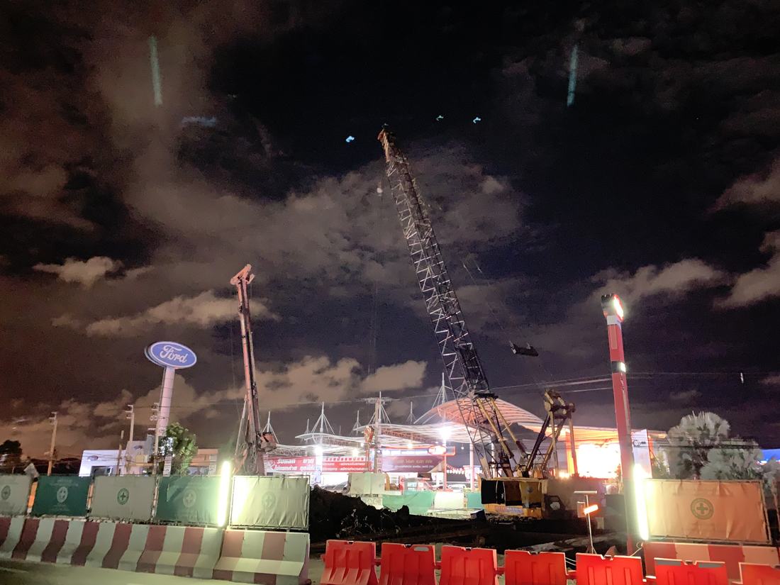 เครนตีนตะขาบทำงานกลางคืน หน้างานเข็มเจาะรถไฟฟ้าสายสีเหลือง