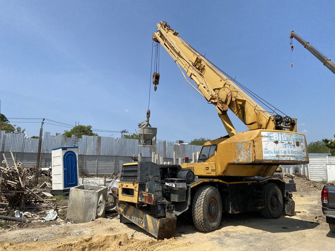 เครน BIG MACHINE TRADING พร้อมบั๊กเก็ตเทปูนหน้างาน