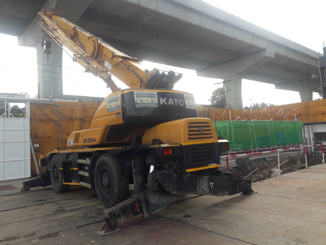 เครนล้อยาง KATO ของ BIG MACHINE TRADING ทำงานกลางคืนใต้ทางยกระดับที่ไซต์งานแจ้งวัฒนะ มีไฟส่องสว่างเพิ่มเติม