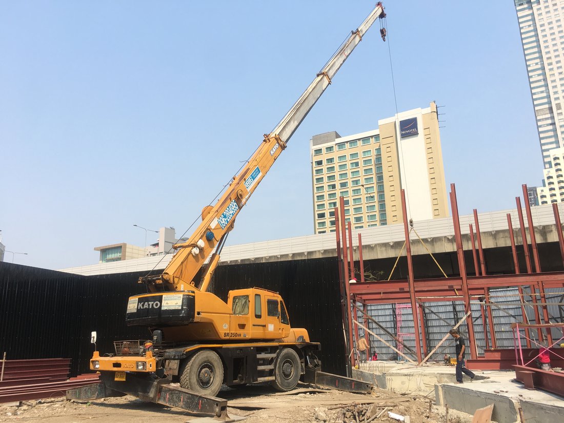 เครนล้อยาง KATO ของ BIG MACHINE TRADING ทำงานที่ไซต์ก่อสร้าง Cloud Residences SKV23 เห็นโรงแรม Novotel และตึกสูงย่านสุขุมวิทด้านหลัง