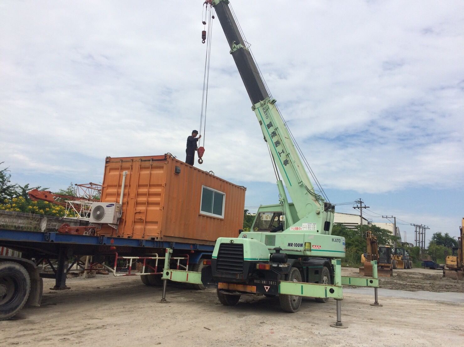 เครน BIG MACHINE TRADING เห็นตัวรถเต็มคัน ยกตู้คอนเทนเนอร์ บริการนำเข้าส่งออก