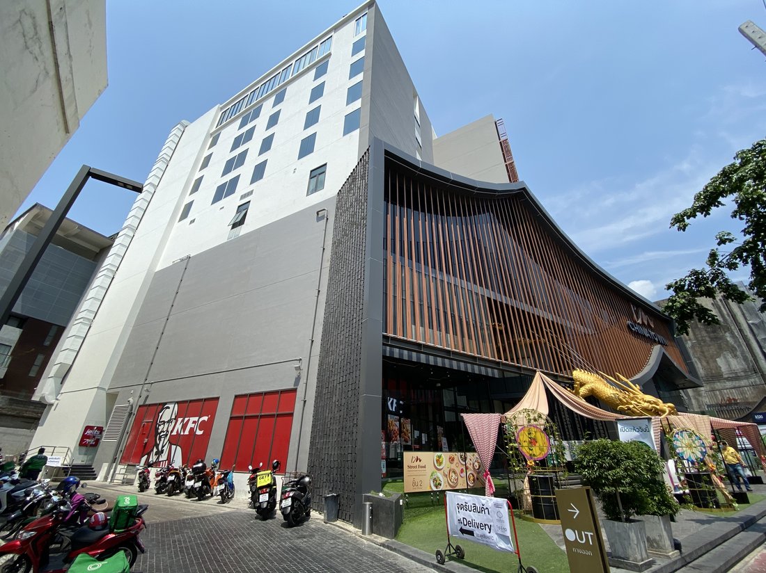 อาคาร I'm Chinatown มุมกว้าง เห็นร้าน KFC และดีไซน์อาคารทันสมัยผสมผสานสถาปัตยกรรมจีน