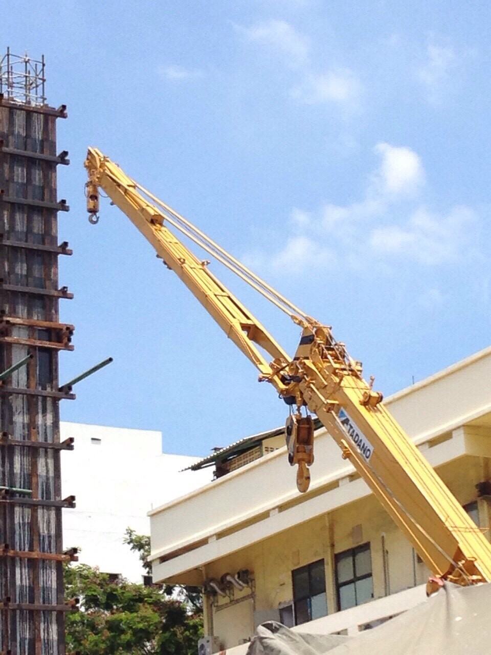 เครนล้อยาง BIG MACHINE TRADING ทำงานในพื้นที่นิคมอุตสาหกรรม