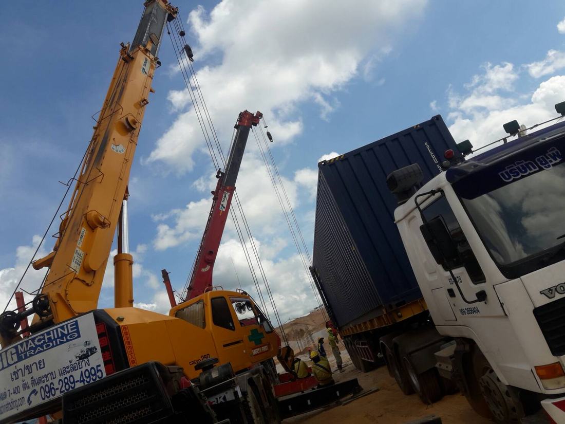 เครนล้อยาง BIG MACHINE TRADING ทำงานหน้าโกดังในนิคมอุตสาหกรรม
