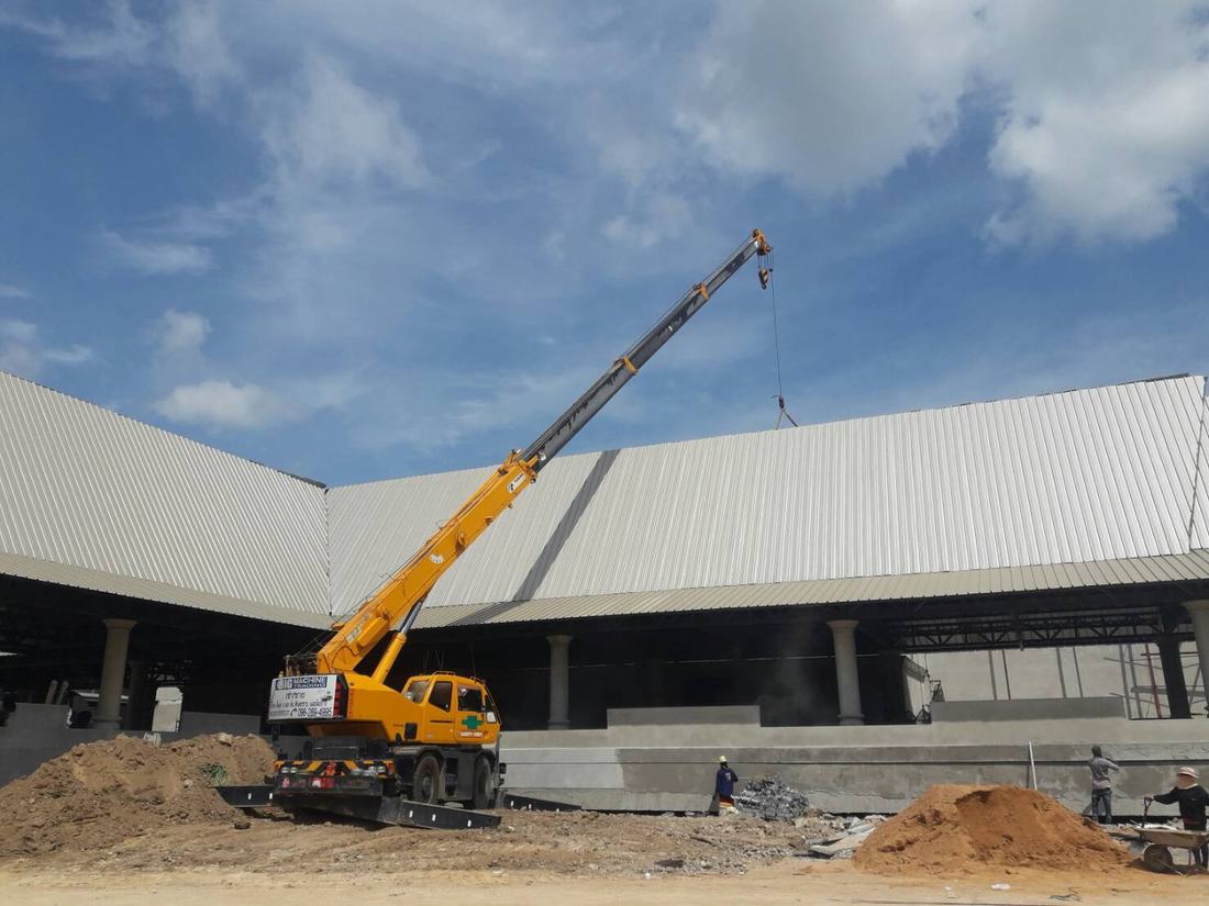 เครนล้อยาง BIG MACHINE TRADING ยกโครงเหล็กโรงงานในนิคมอุตสาหกรรม