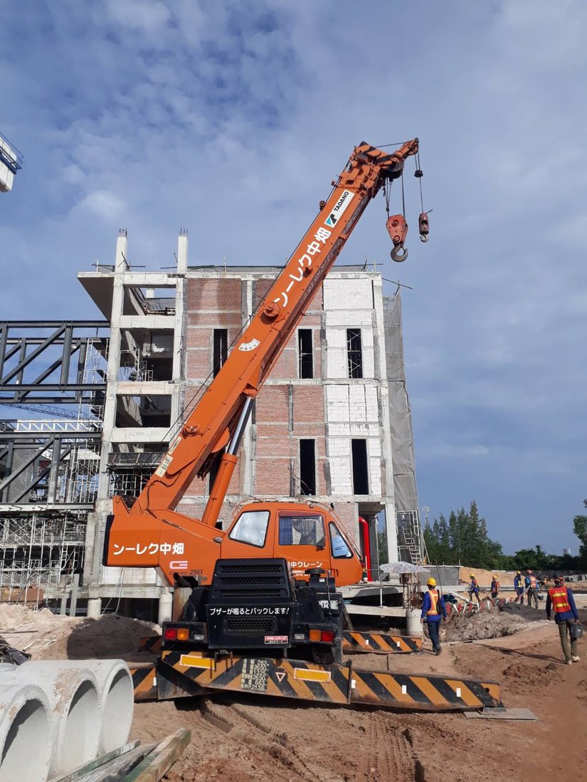 เครนล้อยาง TADANO ของ BIG MACHINE TRADING ทำงานหน้าอาคารวิทยาลัยเทคโนโลยีไออาร์พีซีที่กำลังก่อสร้าง