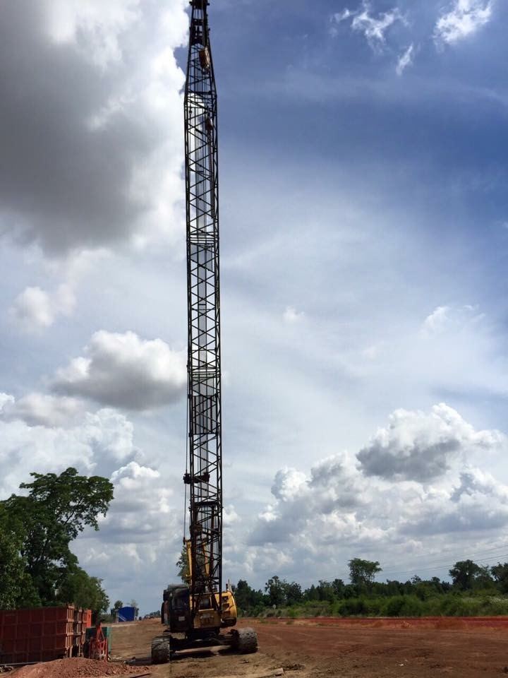 เครนตีนตะขาบของ BIG MACHINE TRADING ที่หน้างานรถไฟทางคู่ จิระ-ขอนแก่น