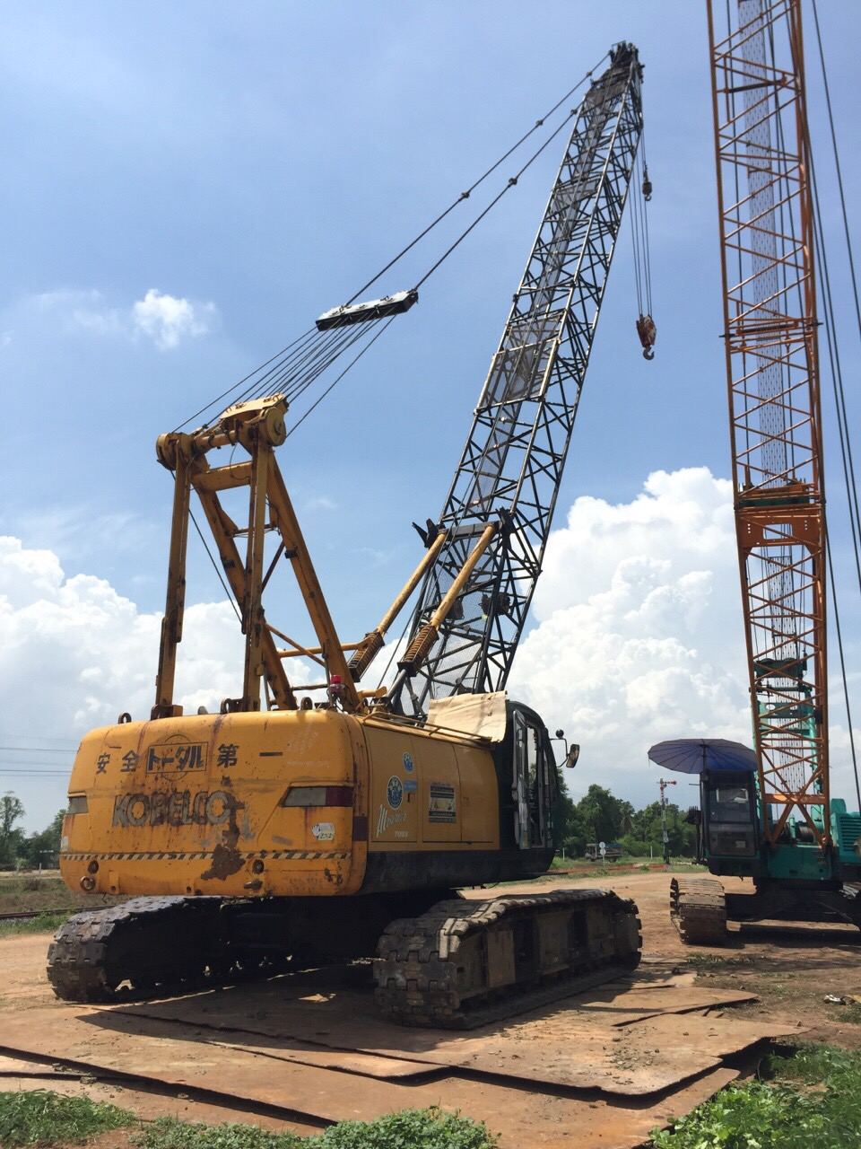 เครนตีนตะขาบ KOBELCO 7055-2 ของ BIG MACHINE TRADING ที่หน้างานรถไฟทางคู่