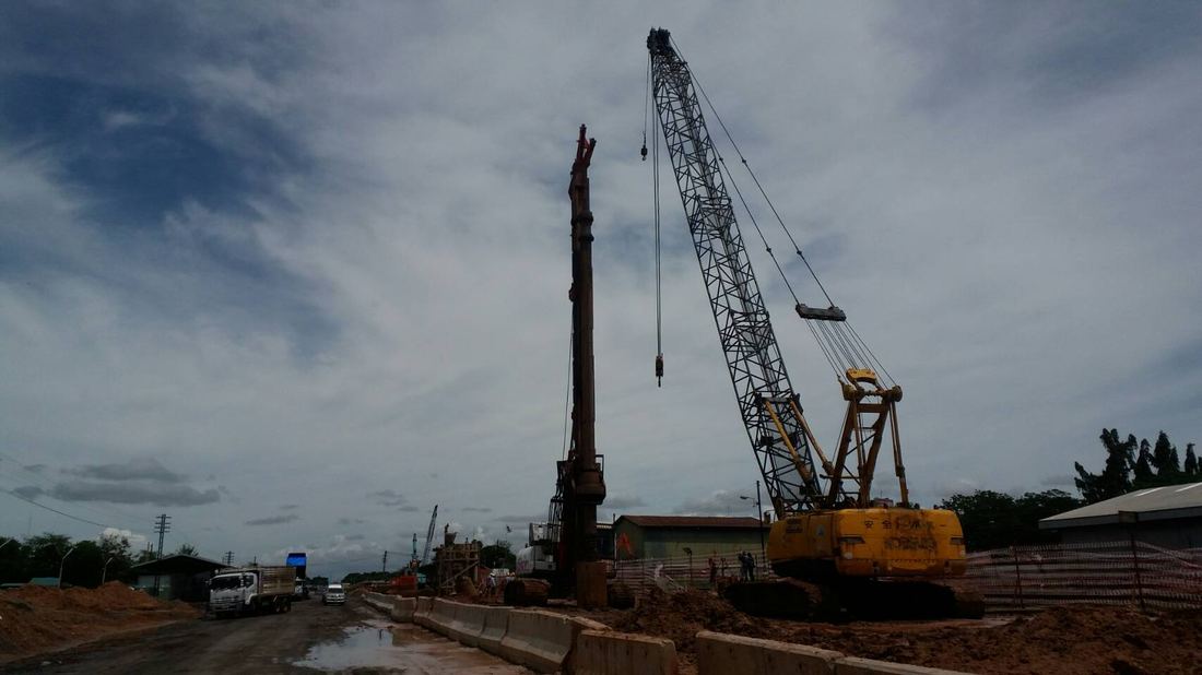 เครนตีนตะขาบ KOBELCO 7055-2 ทำงานคู่กับเครื่องเจาะเข็มริมทางรถไฟ