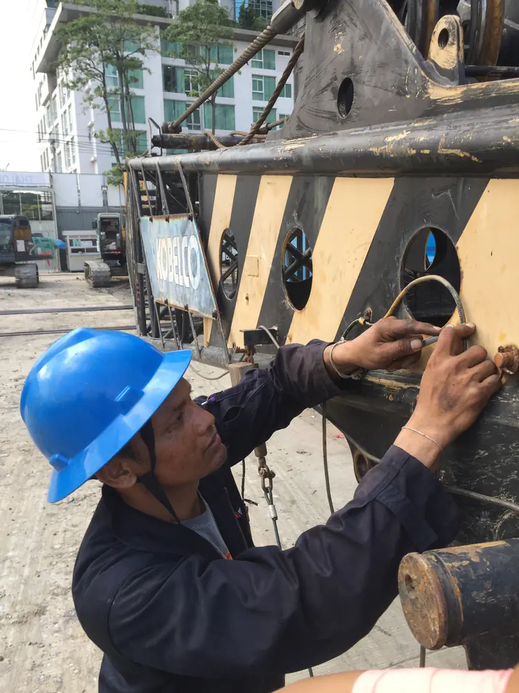 ทีมช่างตรวจสอบและขันน็อตจุดยึดเครน KOBELCO ก่อนส่งงาน