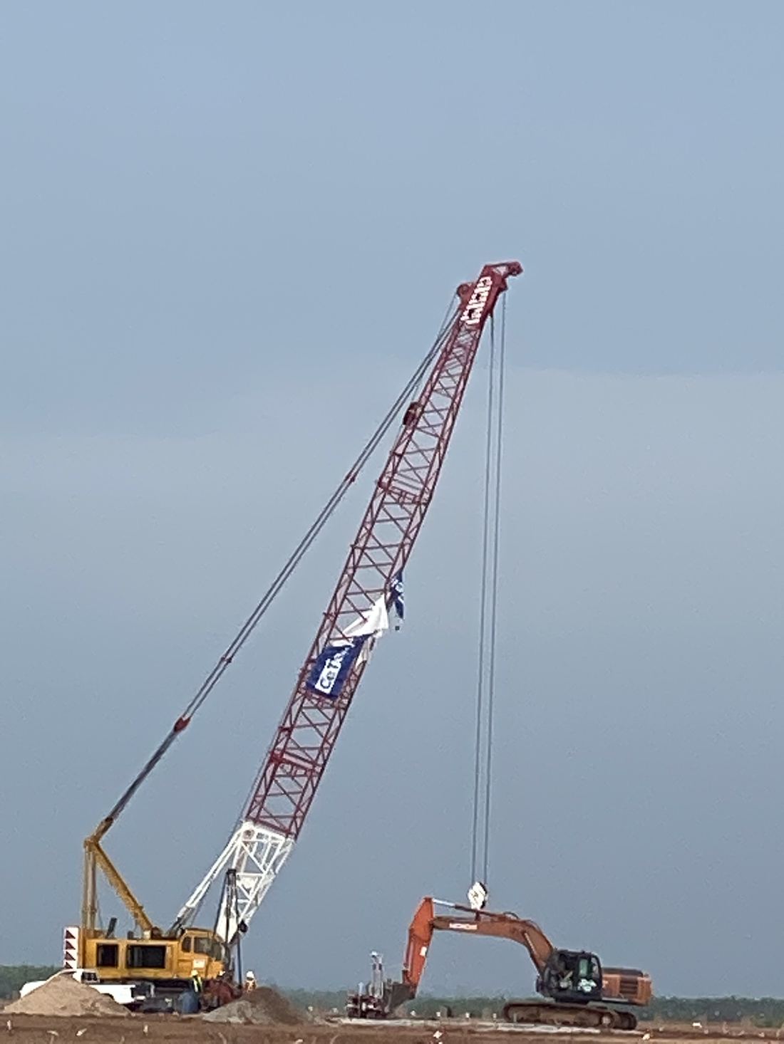 เครนตีนตะขาบของทีมงาน BIG MACHINE TRADING ติดป้าย CeTeau Thailand Ltd หน้างานทดสอบเสาเข็มมาบตาพุด