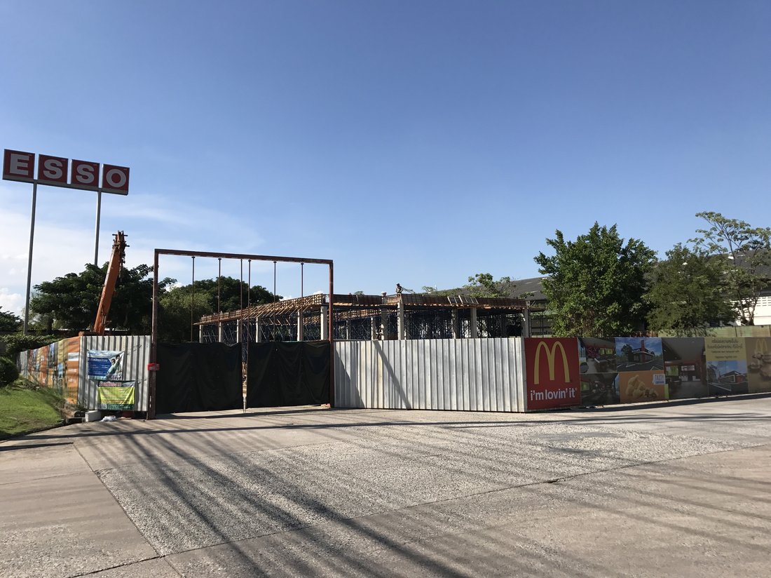 เครนของ BIG MACHINE TRADING ทำงานที่ไซต์ก่อสร้างร้าน McDonald's ในปั๊มน้ำมัน ESSO เห็นโครงหลังคาระหว่างก่อสร้าง