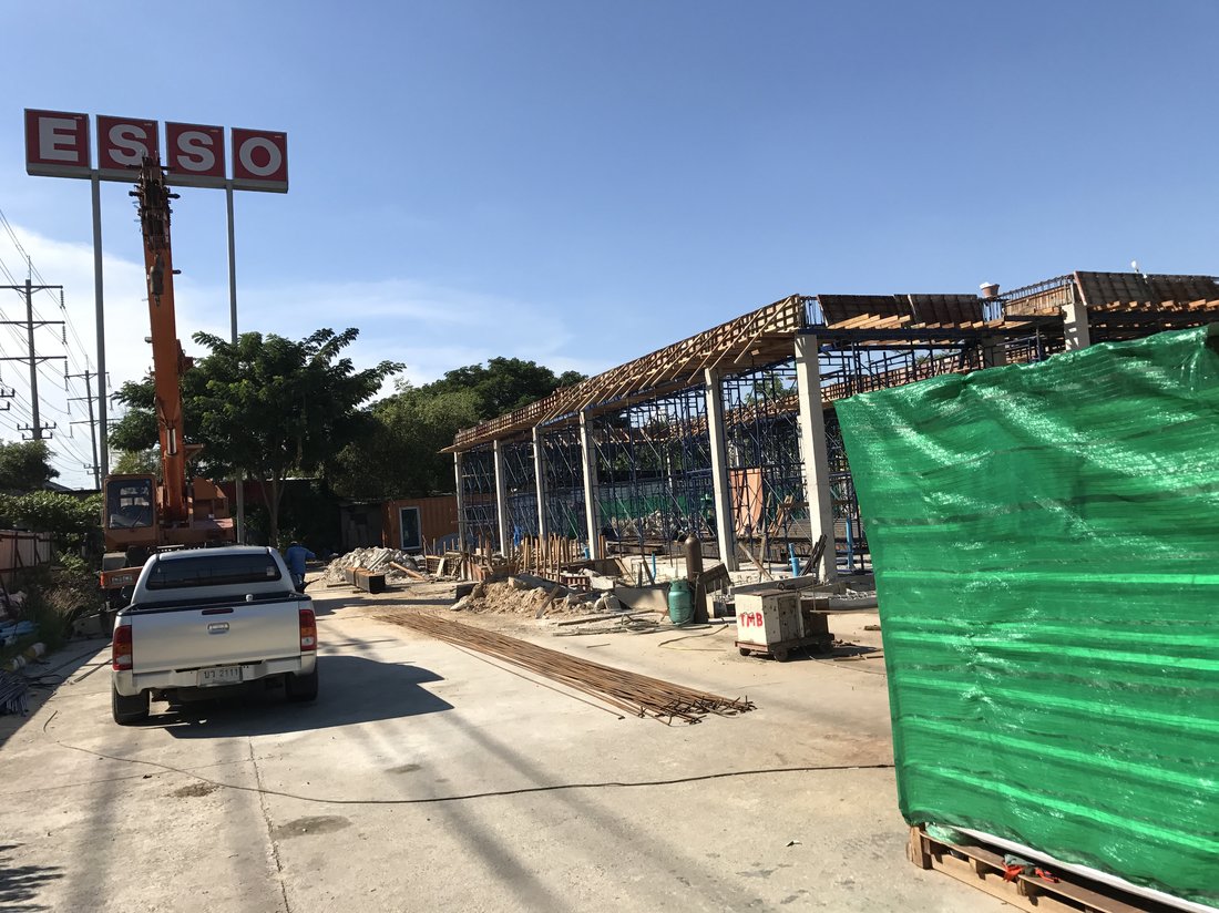 เครนล้อยาง BIG MACHINE TRADING และรถกระบะหน้างานก่อสร้างร้าน McDonald's ในปั๊มน้ำมัน