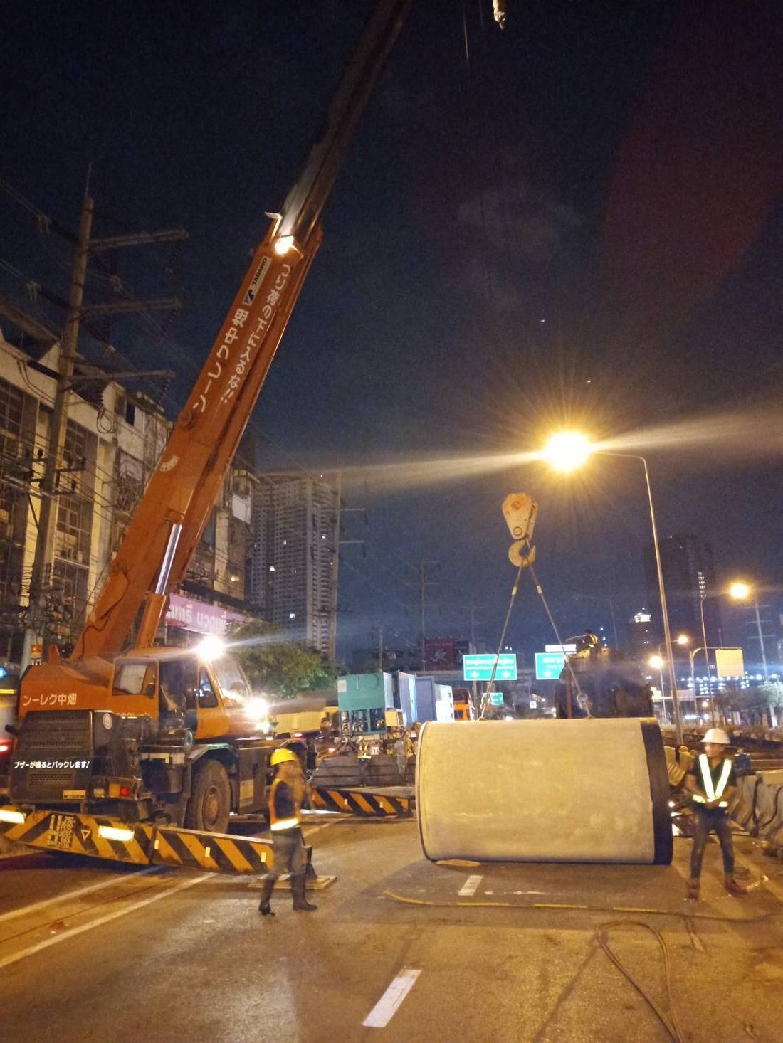 เครนยกฝาบ่อพักสายไฟฟ้าใต้ดินขนาดใหญ่กลางถนนตอนกลางคืน โครงการนนทรี การไฟฟ้านครหลวง