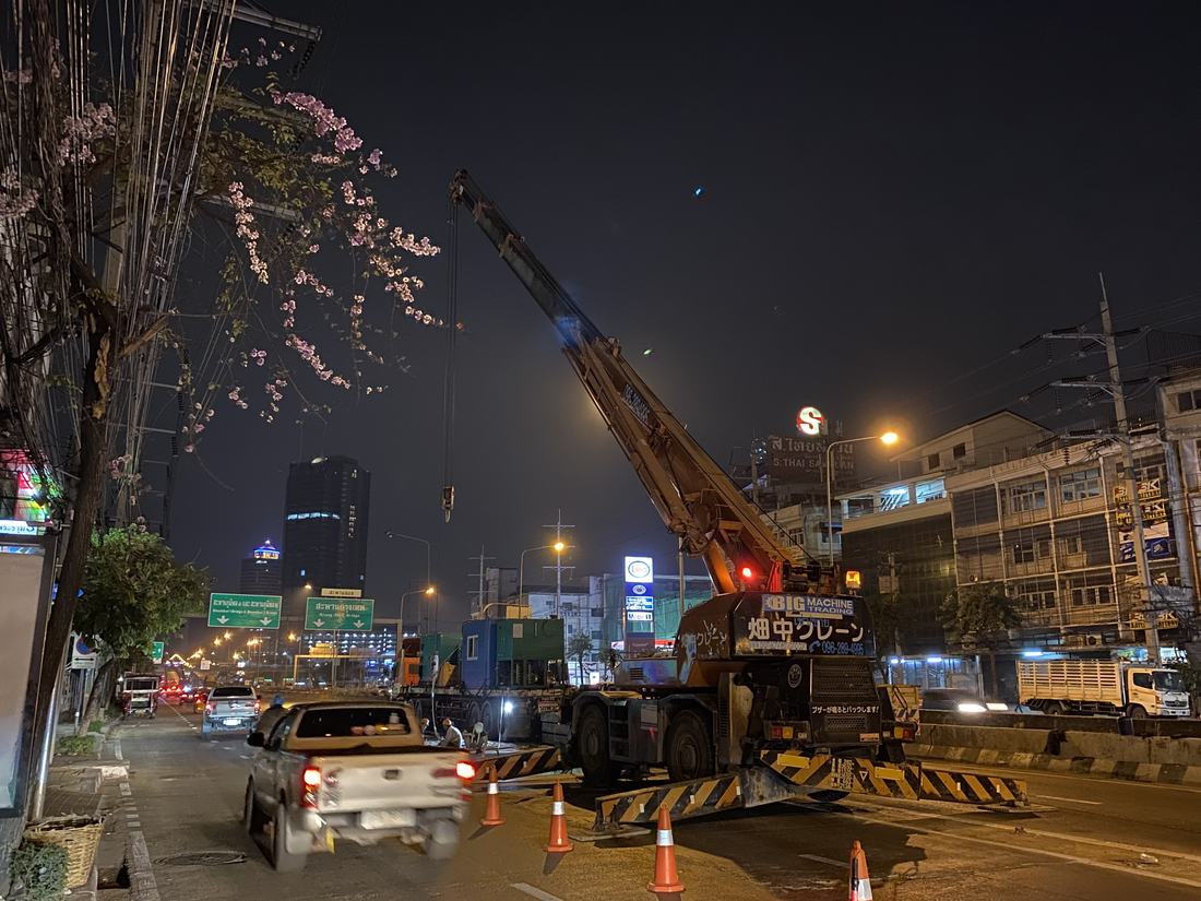 เครน BIG MACHINE TRADING ทำงานกลางคืนบนถนนในกรุงเทพฯ โครงการสายไฟใต้ดิน