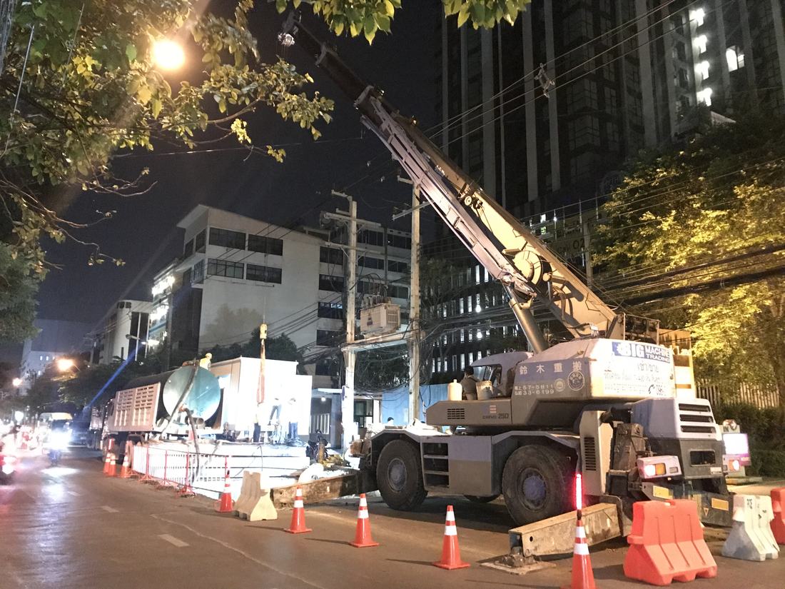 เครน BIG MACHINE TRADING ทำงานกลางคืนยกท่อร้อยสายไฟฟ้าใต้ดินขนาดใหญ่