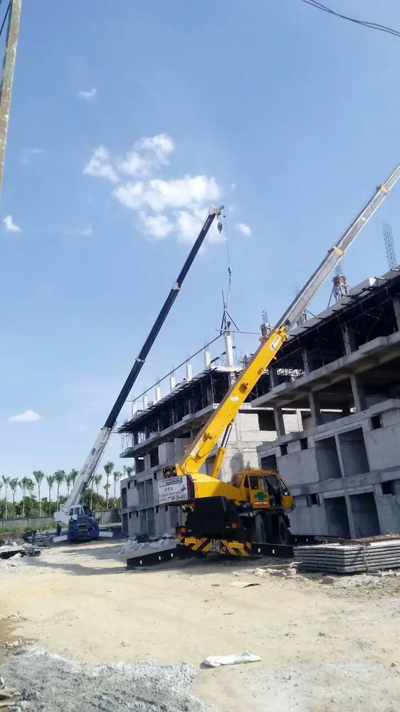 เครน BIG MACHINE TRADING ประจำหน้างานอาคารคอนกรีตหลายชั้น