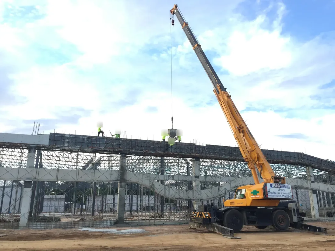 เครนล้อยาง BIG MACHINE TRADING ยกบั๊กเก็ตปูนขึ้นทำงานบนโครงสร้างอาคารสูง