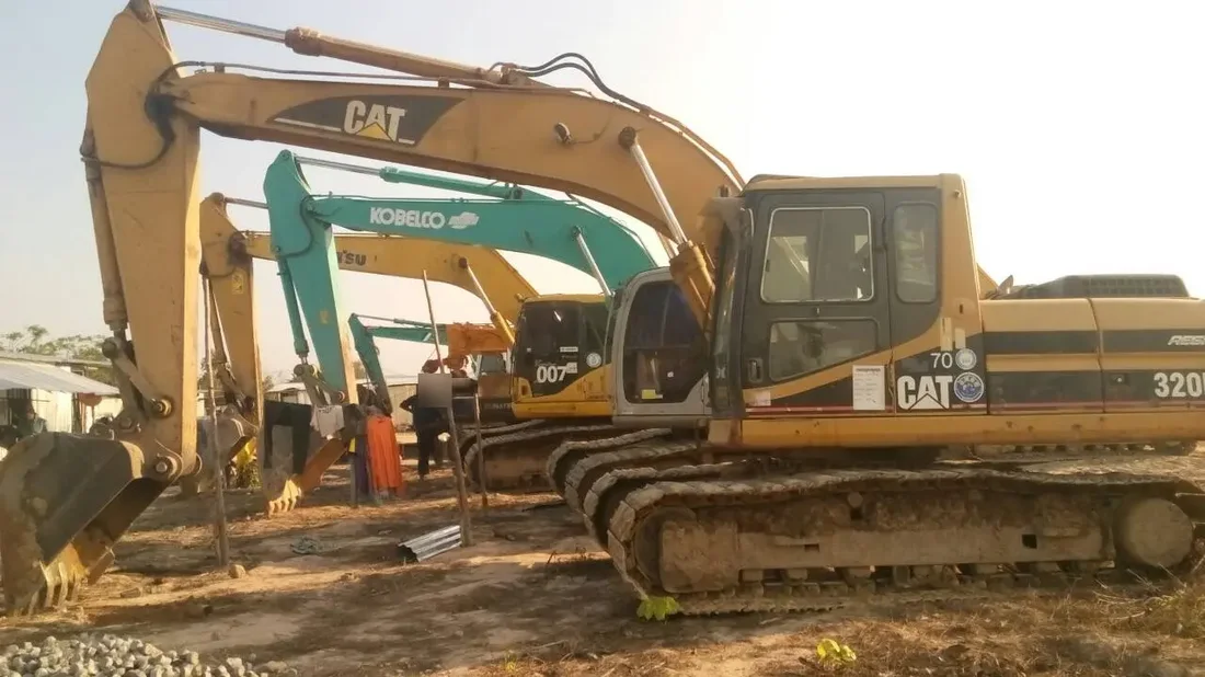 แบคโฮ CAT และ Kobelco หลายคันจอดเตรียมงานขุดฐานรากและเคลียร์พื้นที่