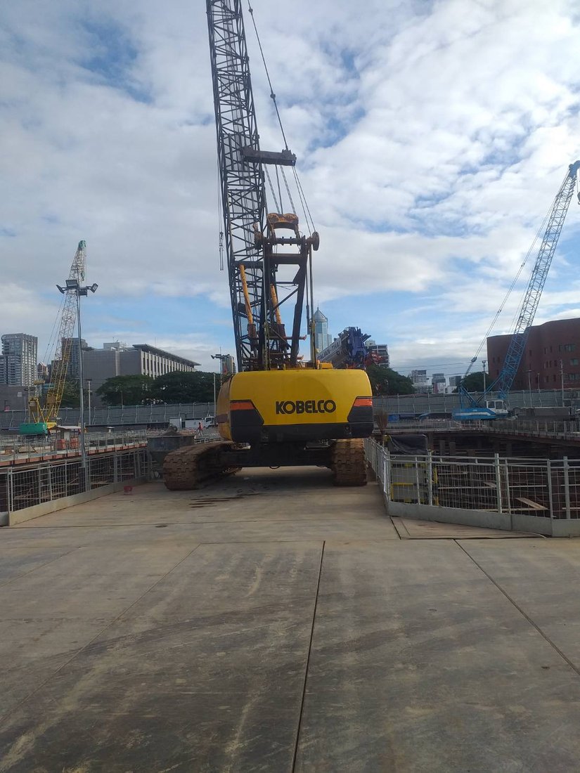 เครนตีนตะขาบ KOBELCO ของ BIG MACHINE TRADING ที่ไซต์ก่อสร้าง One Bangkok เห็นเครนตีนตะขาบอีกคันด้านหลัง