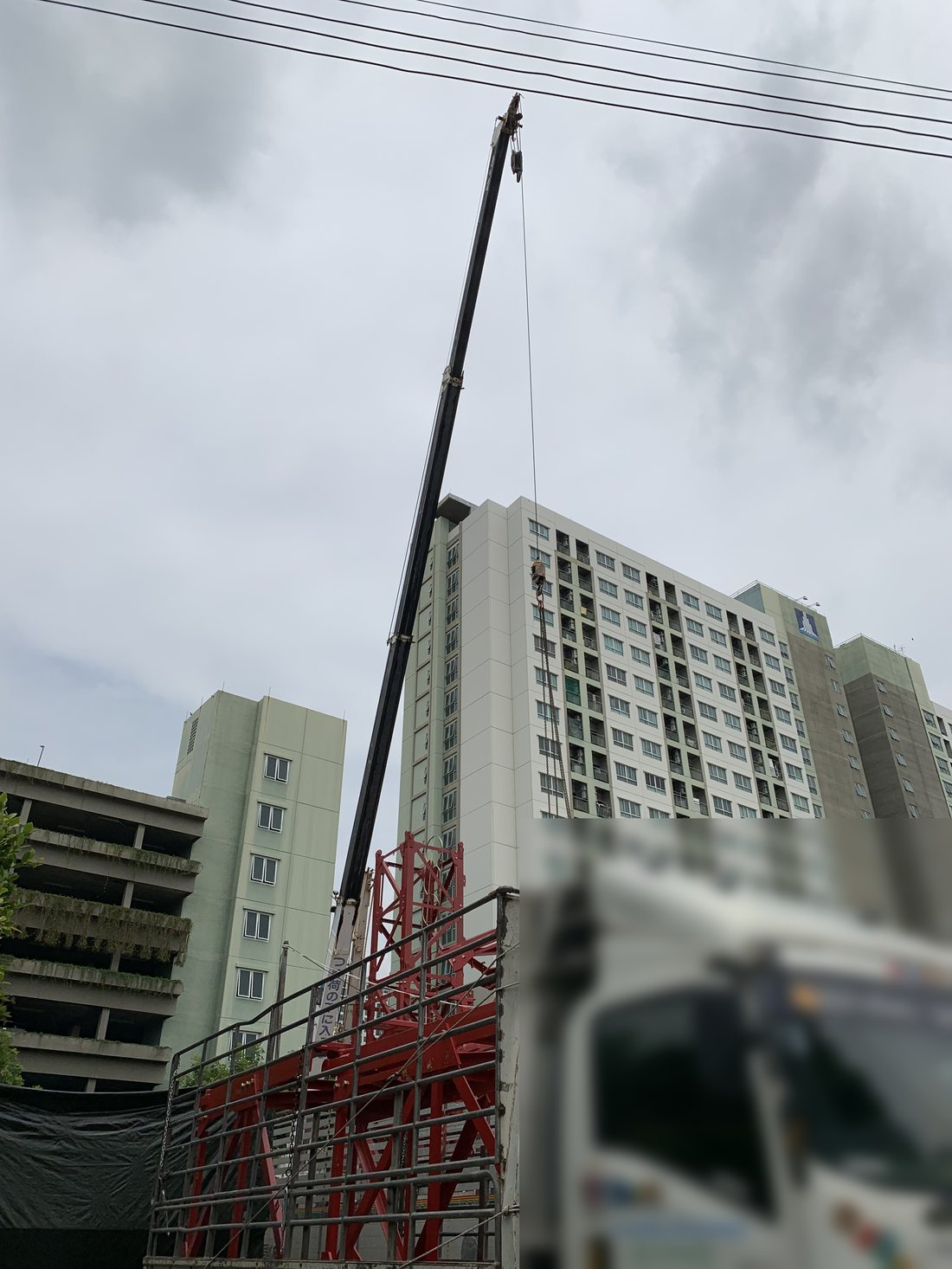 เครนล้อยาง 25 ตัน BIG MACHINE TRADING กางบูมสูงยกของข้างอาคารคอนโดมิเนียมย่านอ่อนนุช สุขุมวิท 77