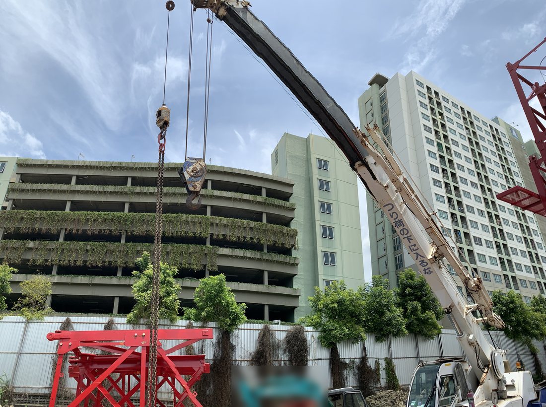ตะขอเครนและโซ่ยกของ BIG MACHINE TRADING มองจากมุมต่ำ เตรียมยกชิ้นส่วนทาวเวอร์เครนที่ไซต์ก่อสร้างคอนโดอ่อนนุช