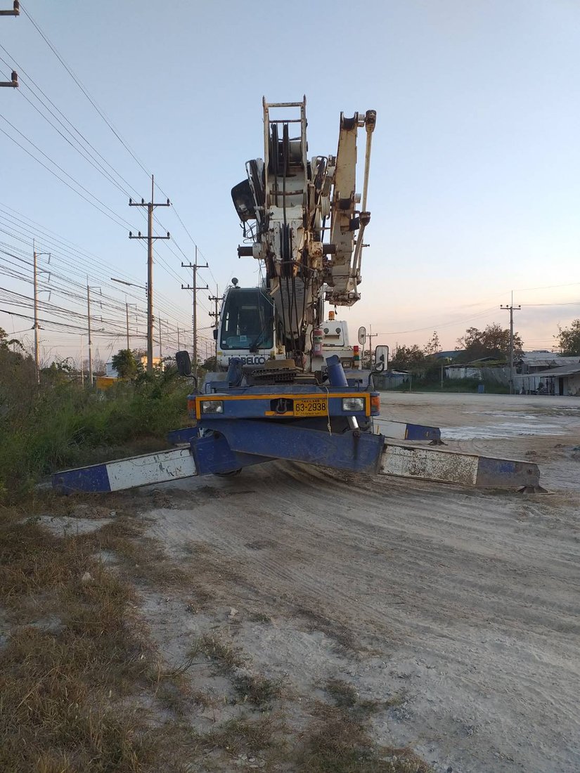 เครนล้อยาง KOBELCO ของ BIG MACHINE TRADING ตั้งขาค้ำยันพร้อมทำงานที่หน้างานโรงงานเชือดไก่ พนัสนิคม