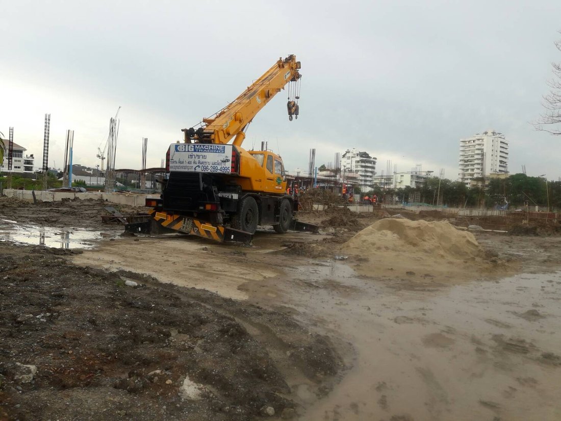 เครนล้อยาง BIG MACHINE TRADING ตั้งขาค้ำยันพร้อมทำงานที่ไซต์ก่อสร้างบ้าน 3 ชั้น ย่านพระโขนง