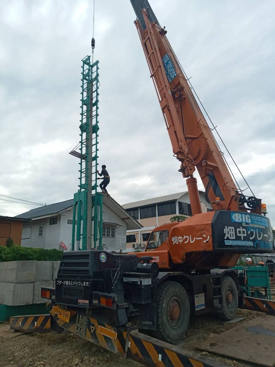เครนของ BIG MACHINE TRADING ยกโครงปั้นจั่นตอกเข็ม คนงานปีนขึ้นไปยึดโครงปั้นจั่น
