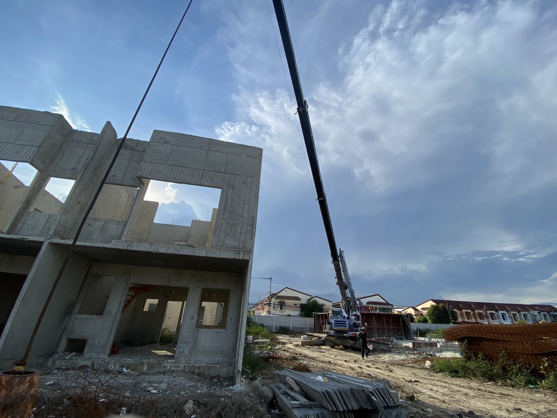 เครนล้อยาง BIG MACHINE TRADING ทำงานที่ไซต์ก่อสร้างโครงการ PLENO พหลโยธิน 54/1