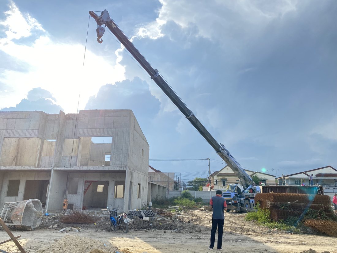 เครนล้อยาง BIG MACHINE TRADING พร้อมทีมงานที่ไซต์ก่อสร้าง PLENO พหลโยธิน 54/1