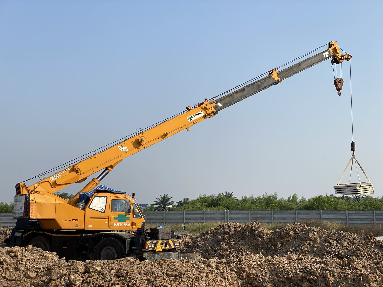 เครนล้อยาง Tadano Crevo 250 ของ BIG MACHINE TRADING ยกมัดแผ่นพรีคาสท์ หน้างานหมู่บ้านจัดสรร