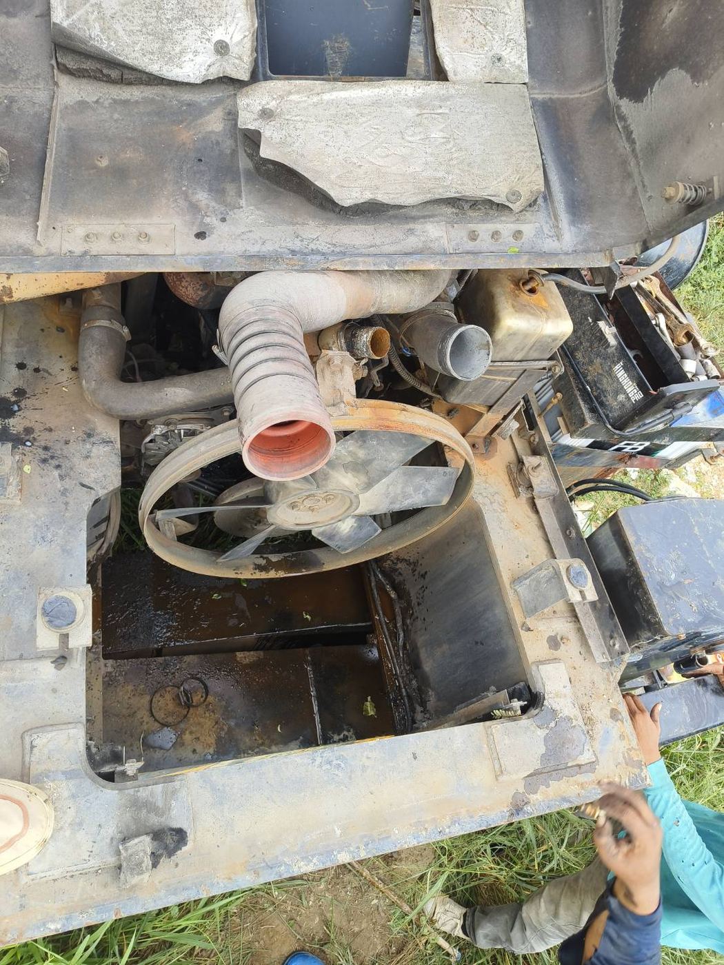 สายพานและมู่เล่ระบบระบายความร้อนของเครน TADANO TR250M-6 ก่อนถอดหม้อน้ำ