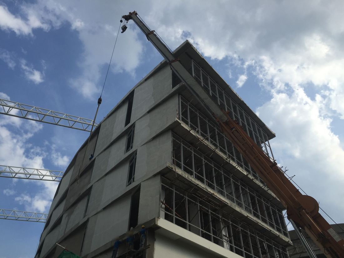อาคาร Student Center ทรงกลมมหาวิทยาลัยรังสิตกำลังก่อสร้าง มีเครนตีนตะขาบทำงานอยู่ด้านข้าง