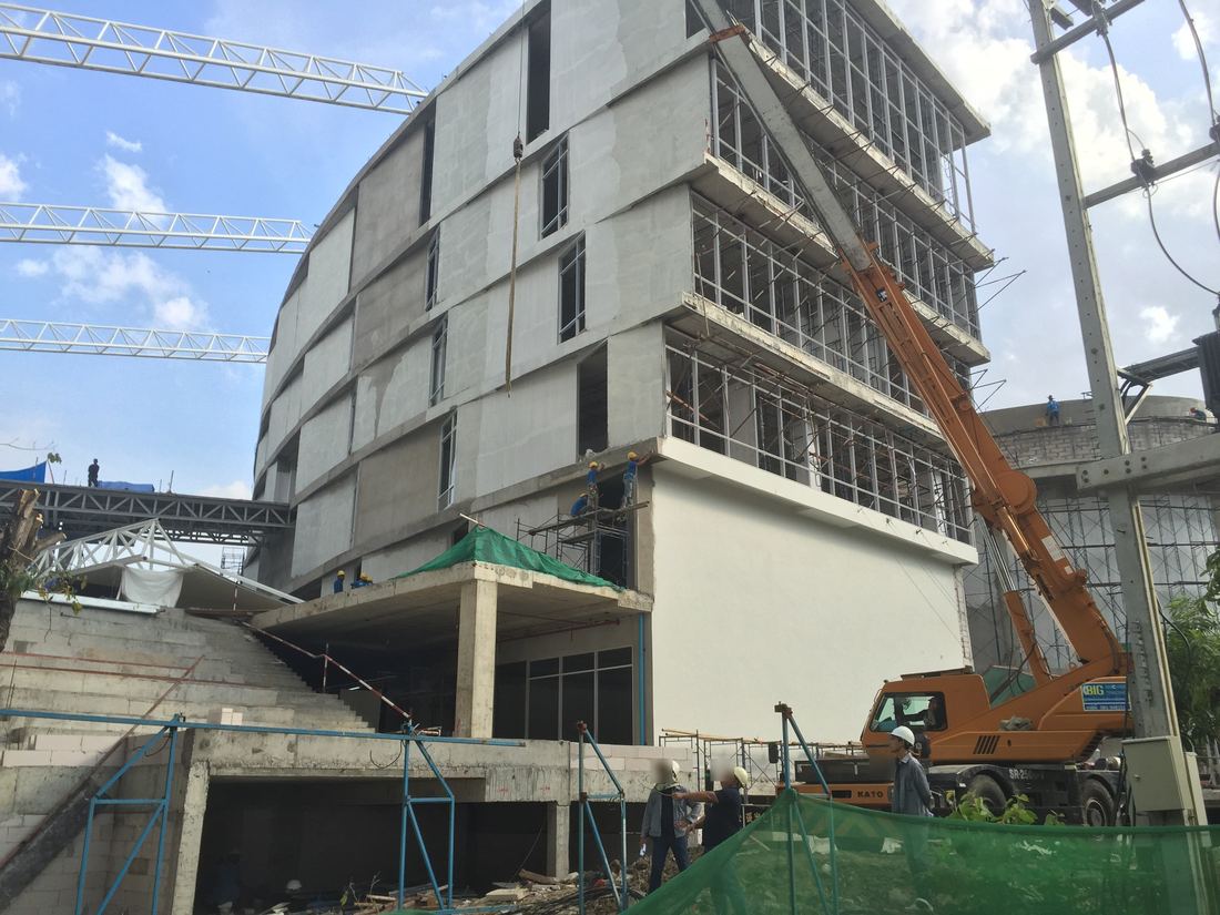 อาคาร Student Center ทรงกลมมหาวิทยาลัยรังสิตใกล้เสร็จสมบูรณ์ เครนและทีมงานทำงานอยู่หน้างาน