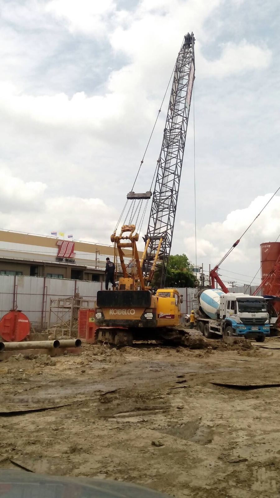 เครนตีนตะขาบของ BIG MACHINE TRADING ทำงานเข็มเจาะเปียกร่วมกับ SEAFCO ไซต์งานคอนโดกรุงเทพฯ มีรถโม่ปูนอยู่ด้วย