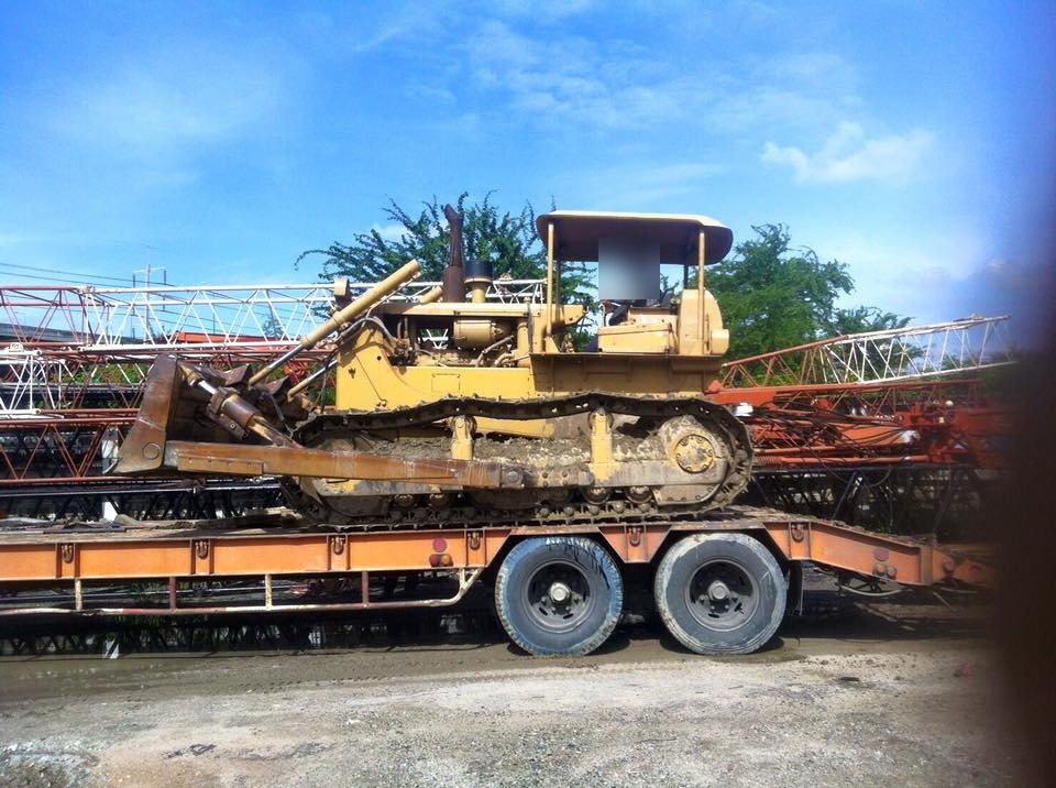 รถดันดิน CAT D6 ของ BIG MACHINE TRADING บนรถเทรลเลอร์ เตรียมเข้าพื้นที่โครงการพัฒนาสนามบินสุวรรณภูมิ ระยะที่ 2
