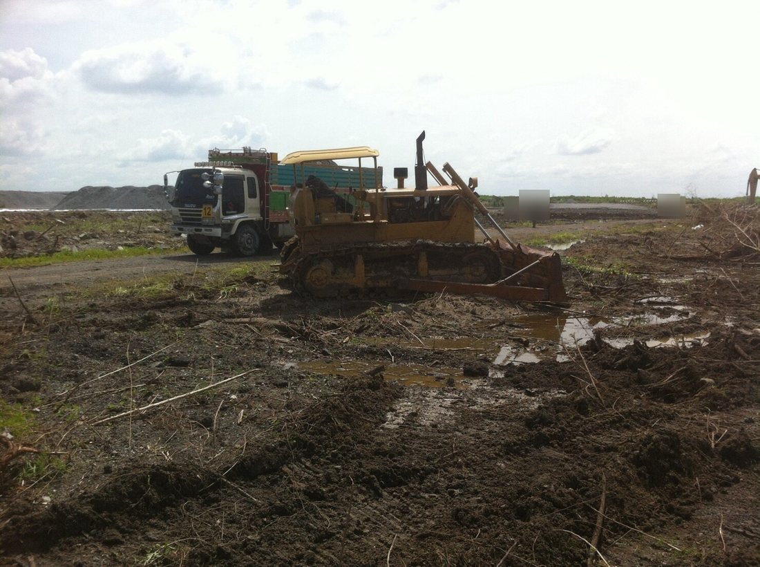 รถดันดิน CAT D6 และรถบรรทุกอีซูซุของทีมงาน BIG MACHINE TRADING หน้างานโครงการสุวรรณภูมิเฟส 2 มุมกว้าง