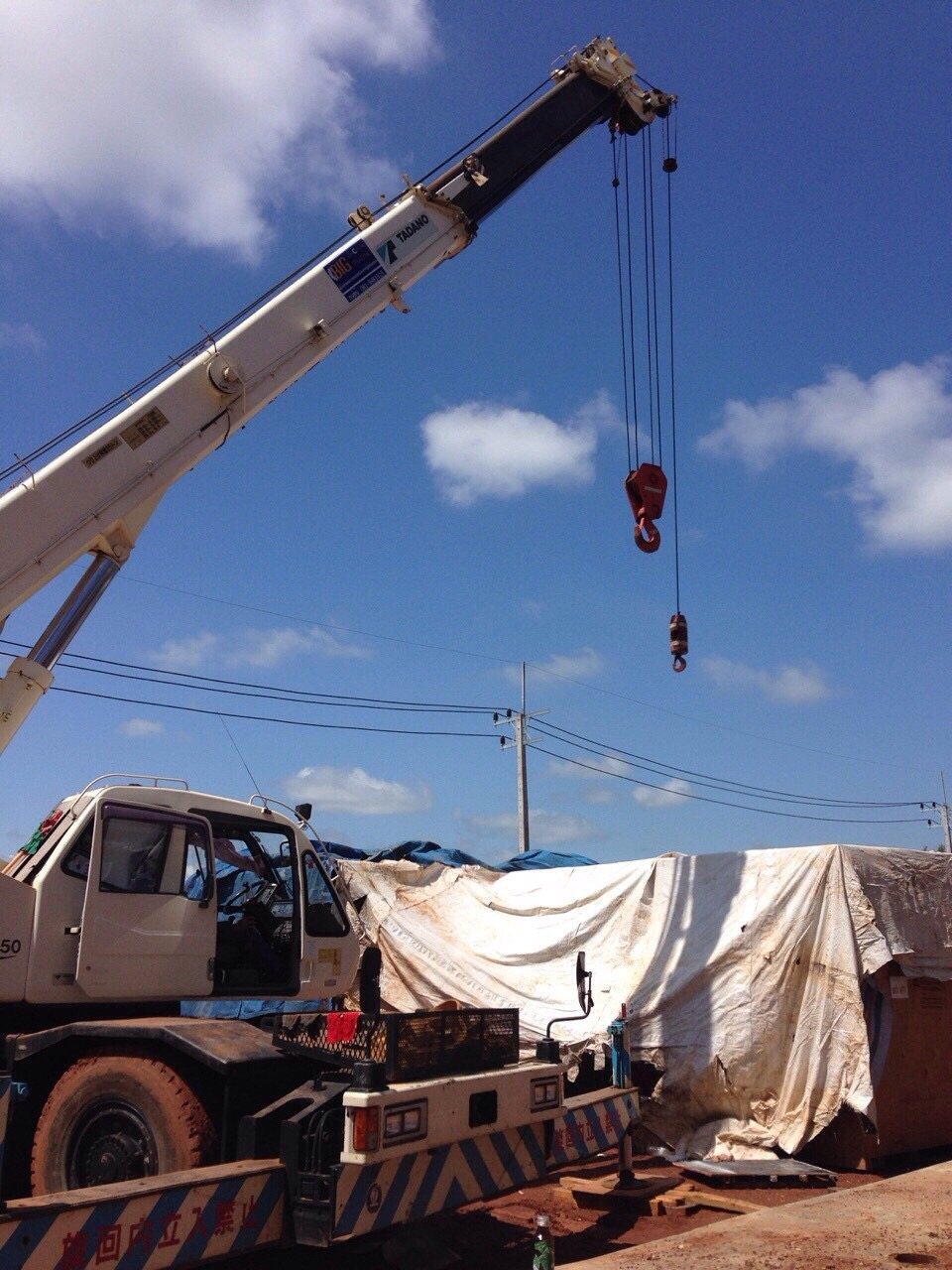 เครนล้อยาง TADANO ของ BIG MACHINE TRADING ยกของคลุมผ้าใบในพื้นที่โครงการสุวรรณภูมิเฟส 2
