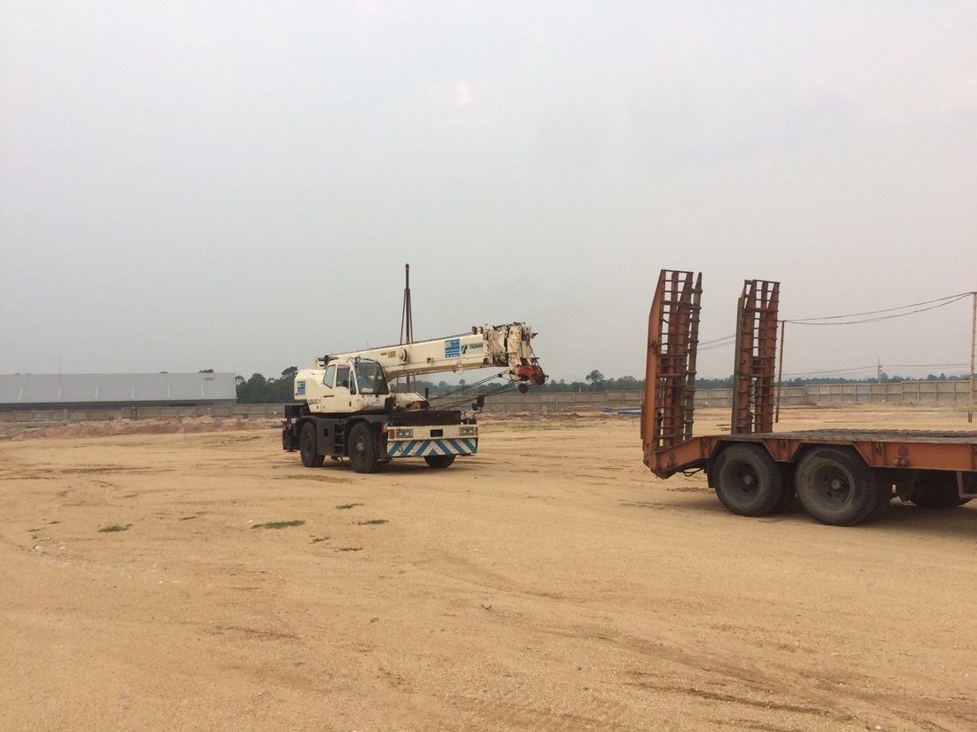 เครนล้อยาง TADANO และรถเทรลเลอร์บรรทุกโครงเหล็ก ของ BIG MACHINE TRADING ในพื้นที่โครงการสุวรรณภูมิเฟส 2