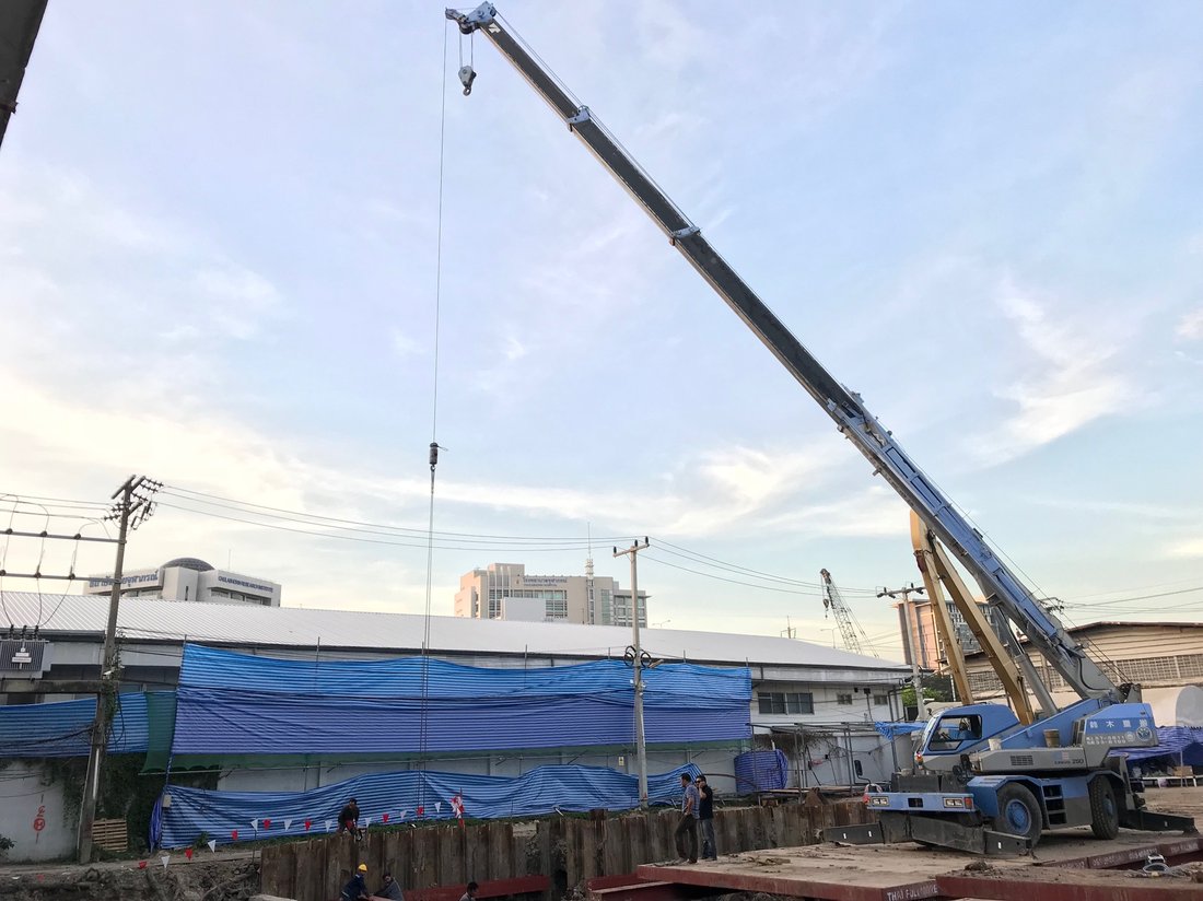 เครนล้อยาง BIG MACHINE TRADING กางบูมสูงยกของขึ้นที่ไซต์ก่อสร้างสำนักงานเศรษฐกิจและวัฒนธรรมไทเป เห็นทีมงานเฝ้าดูหน้างาน