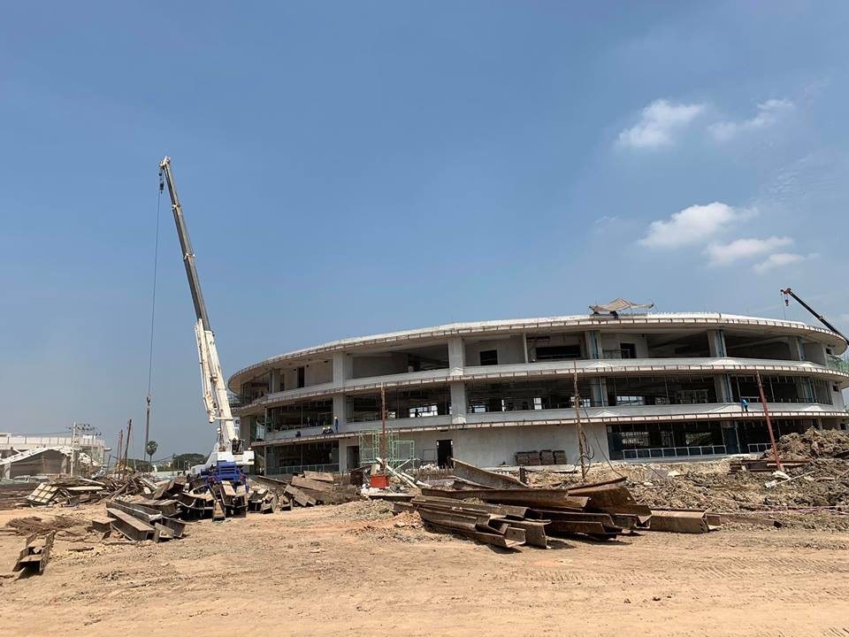 เครนทำงานหน้าอาคารทรงกลมของโรงเรียนนานาชาติ VERSO ที่กำลังก่อสร้าง