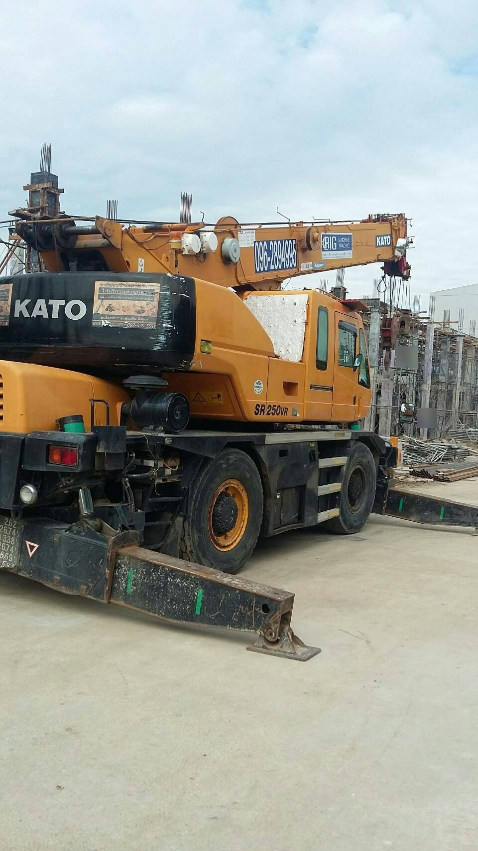 เครน KATO BIG MACHINE TRADING ที่ไซต์ก่อสร้างโครงการ PLEX BANGNA ทาวน์โฮม 3 ชั้น